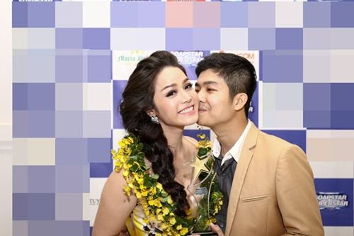 Chồng Nhật Kim Anh hôn chúc mừng vợ thành Quán quân 2