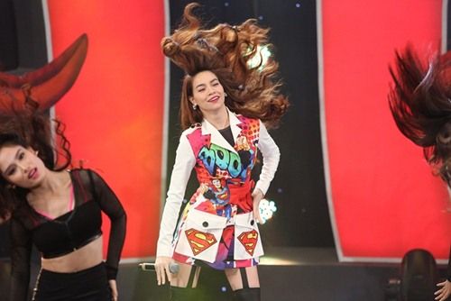 Hà Hồ diện trang phục siêu nhân "đốt cháy" sân khấu hài 3