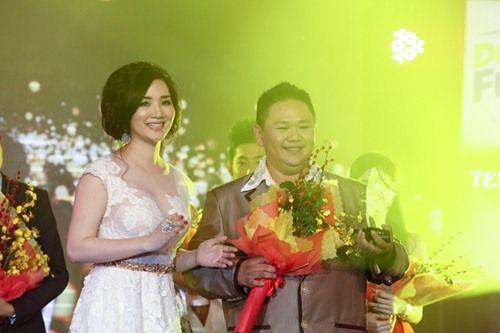 Chồng Nhật Kim Anh hôn chúc mừng vợ thành Quán quân 6