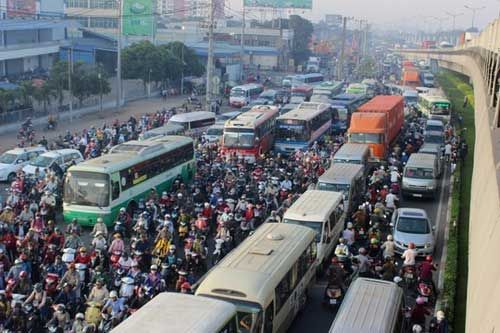 Đèn giao thông ngưng hoạt động, xa lộ Hà Nội “tê liệt” 8