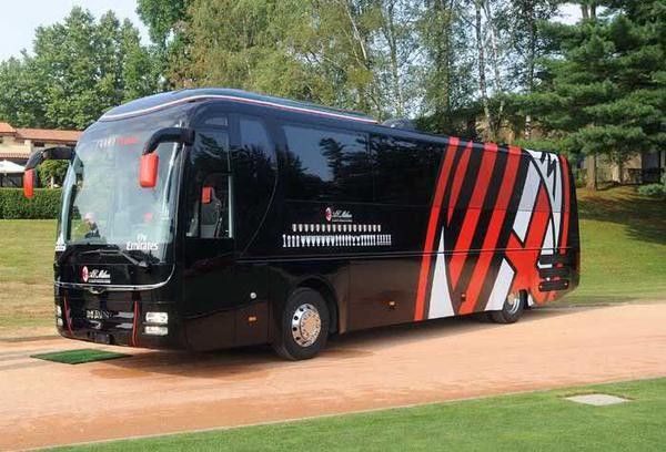 AC Milan bán cả xe bus vì khó khăn tài chính