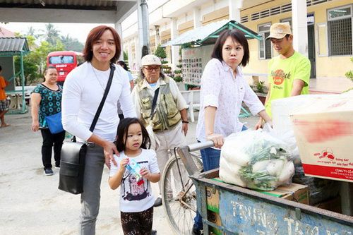 Việt Hương giản dị cùng chồng và con gái đi từ thiện 6