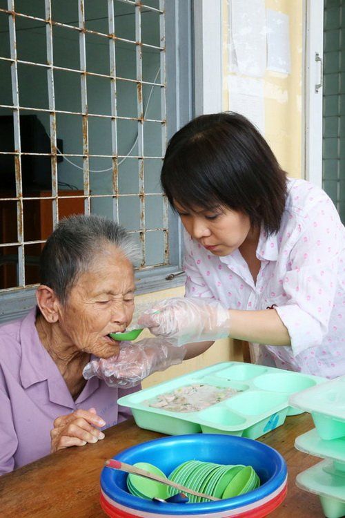 Việt Hương giản dị cùng chồng và con gái đi từ thiện 24