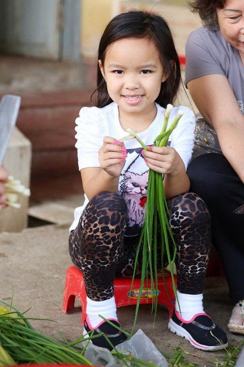 Việt Hương giản dị cùng chồng và con gái đi từ thiện 12