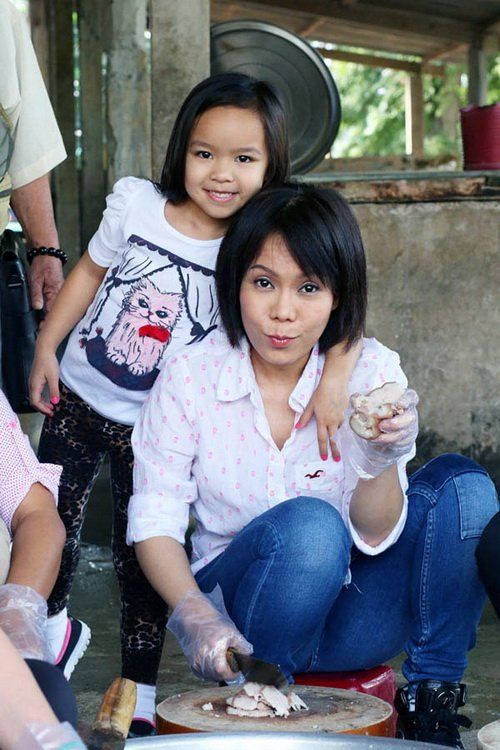 Việt Hương giản dị cùng chồng và con gái đi từ thiện 18