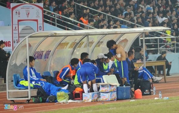 Nỗi buồn Công Phượng khi lần đầu ngồi dự bị ở V.League 8