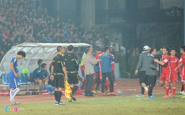 Nỗi buồn Công Phượng khi lần đầu ngồi dự bị ở V.League 9