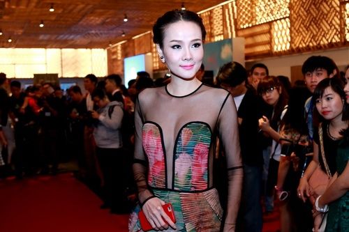 Trương Thị May bất ngờ bốc lửa với váy cúp ngực 21