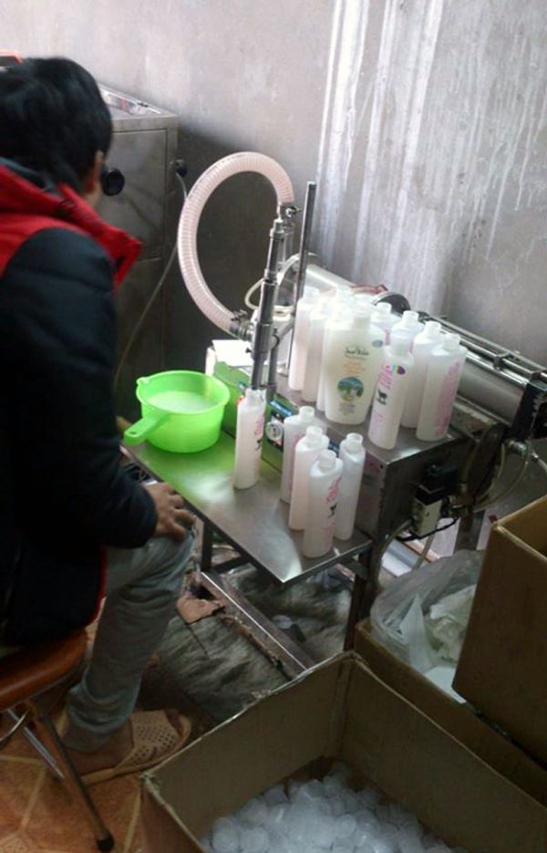 Hà Nội: Phát hiện cơ sở sản xuất sữa tắm trắng “dỏm” 3