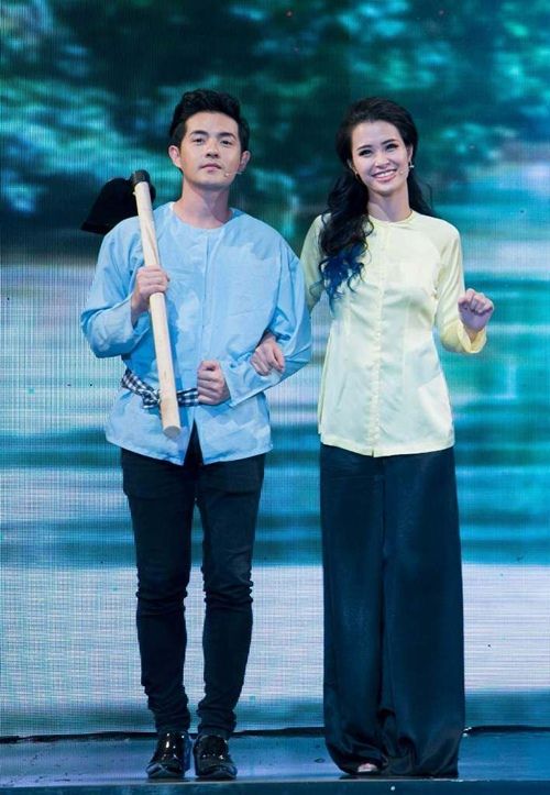 Việt Hương lần đầu biểu diễn cùng chồng trên sân khấu 45