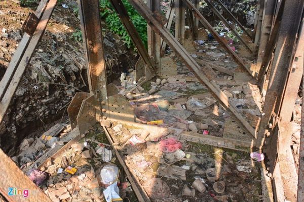 Chân cầu Long Biên ngập ngụa rác thải 11