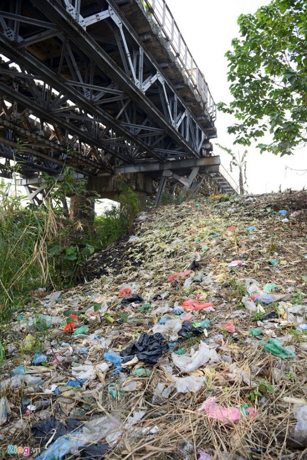 Chân cầu Long Biên ngập ngụa rác thải 2