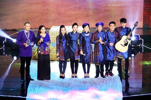 Việt Hương lần đầu biểu diễn cùng chồng trên sân khấu 27