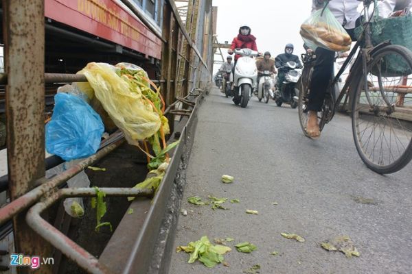 Chân cầu Long Biên ngập ngụa rác thải 7