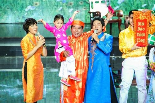 Việt Hương lần đầu biểu diễn cùng chồng trên sân khấu 33