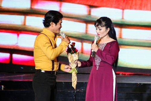 Việt Hương lần đầu biểu diễn cùng chồng trên sân khấu 39