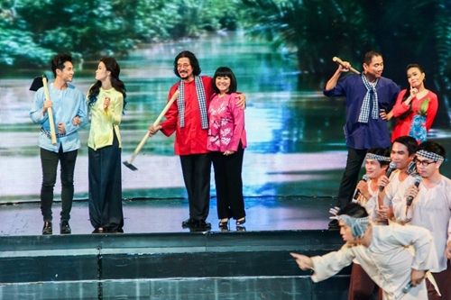 Việt Hương lần đầu biểu diễn cùng chồng trên sân khấu 42