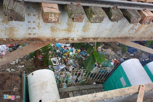 Chân cầu Long Biên ngập ngụa rác thải 8