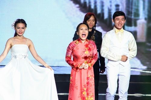 Việt Hương lần đầu biểu diễn cùng chồng trên sân khấu 3