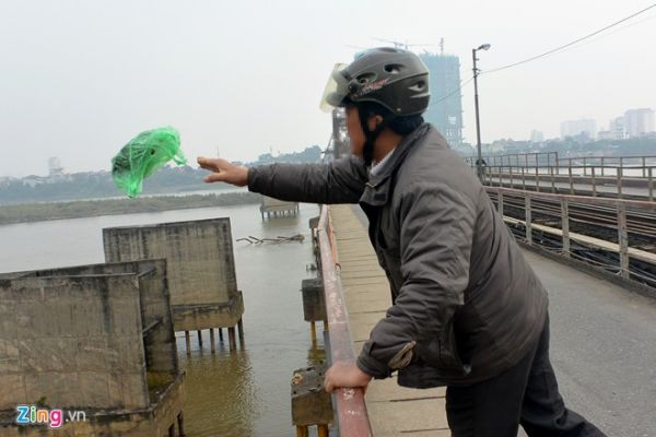 Chân cầu Long Biên ngập ngụa rác thải 6