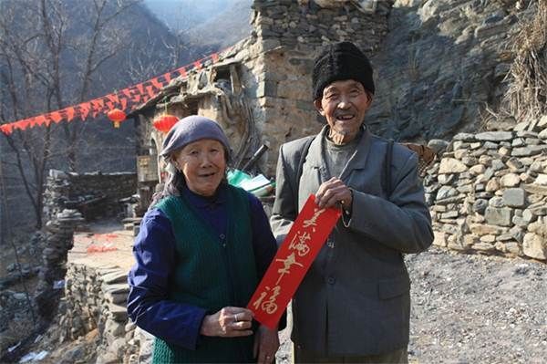 Vợ chồng già 36 năm sống hạnh phúc trong ngôi làng bỏ hoang 3