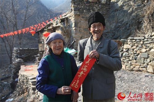 Đôi vợ chồng già 36 năm sống trong ngôi làng bỏ hoang 3