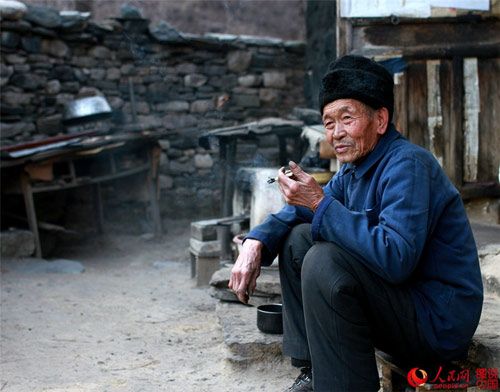 Đôi vợ chồng già 36 năm sống trong ngôi làng bỏ hoang 15