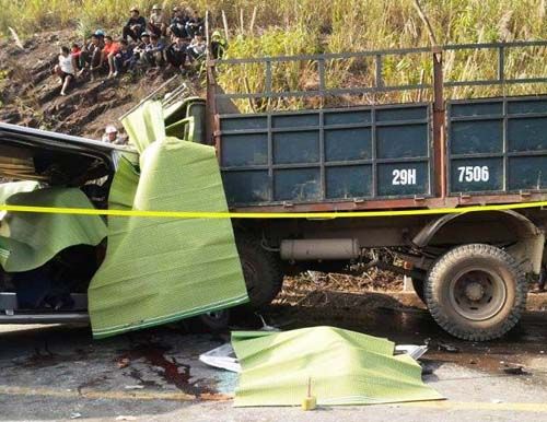 Thanh Hóa: Xe khách đâm xe tải, 9 người tử vong 6