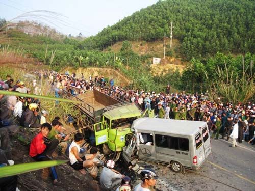 Thanh Hóa: Xe khách đâm xe tải, 9 người tử vong 9