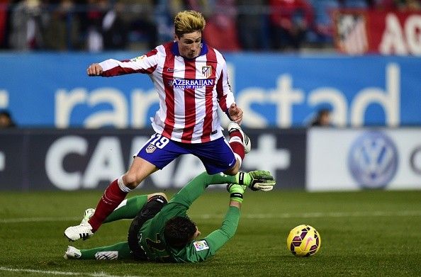 Torres làm loạn hàng thủ Rayo ở trận thắng 3-1 của Atletico 12