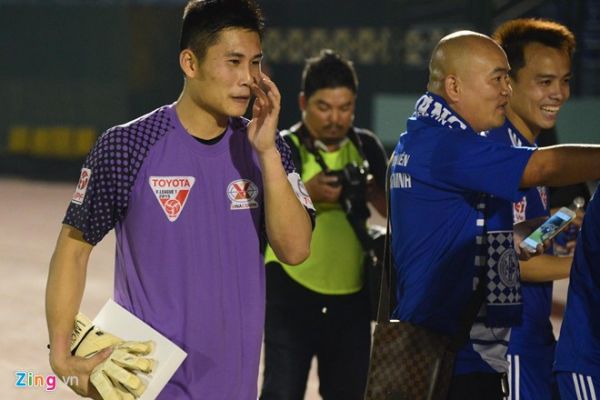 CĐV Quảng Ninh xuống sân trao iPad Air cho thủ môn đội nhà 5