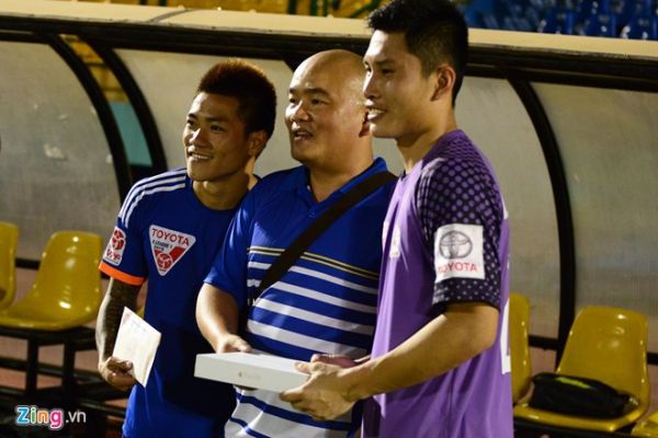 CĐV Quảng Ninh xuống sân trao iPad Air cho thủ môn đội nhà 2