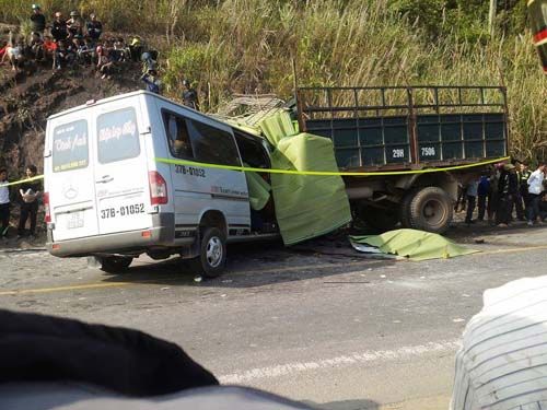 Thanh Hóa: Xe khách đâm xe tải, 9 người tử vong 3