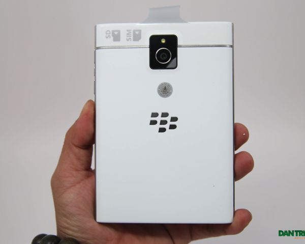 Đập hộp Blackberry Passport phiên bản màu trắng chính hãng tại Việt Nam 6