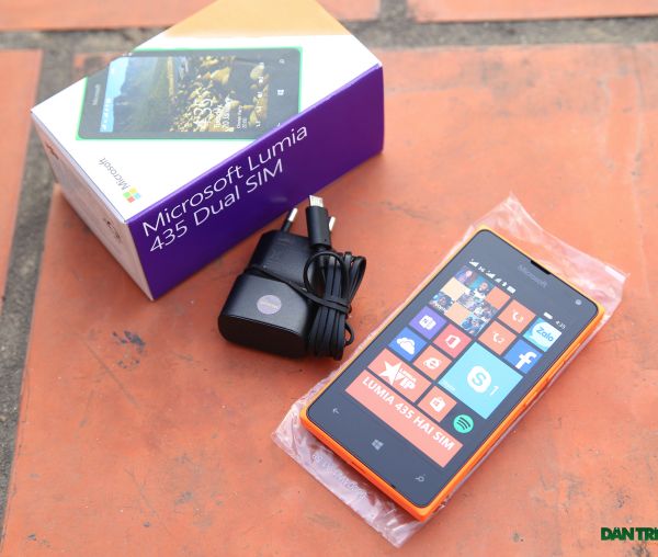 Đập hộp Lumia 435 - smartphone rẻ nhất hiện nay của Microsoft 3