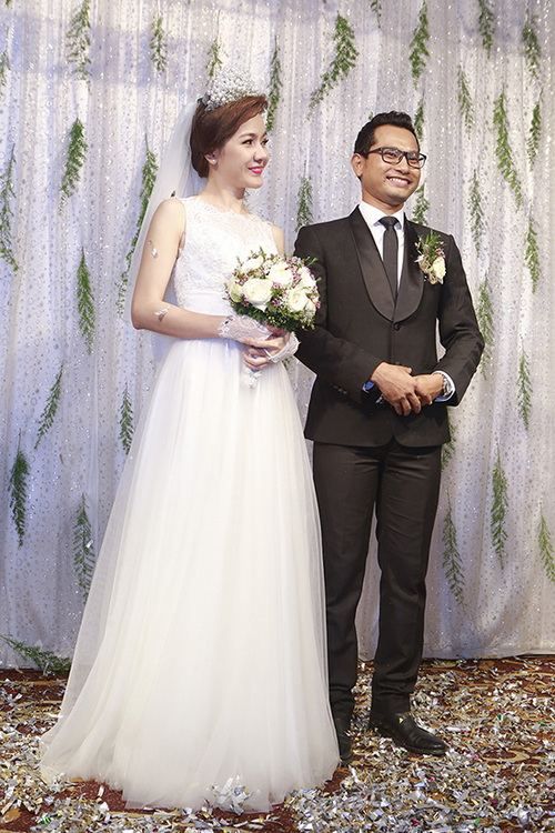 Vợ chồng Huỳnh Đông khóc nức nở trong tiệc cưới 24
