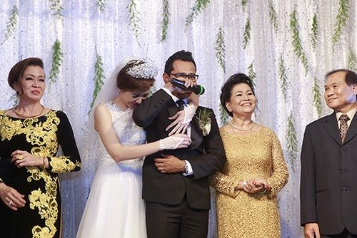 Vợ chồng Huỳnh Đông khóc nức nở trong tiệc cưới 30