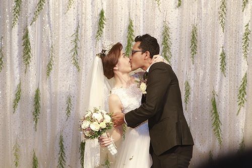 Vợ chồng Huỳnh Đông khóc nức nở trong tiệc cưới 60