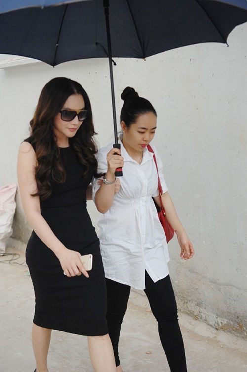 Hồ Quỳnh Hương khiến bé "kẹo kéo" khóc nức nở khi gặp mặt 9