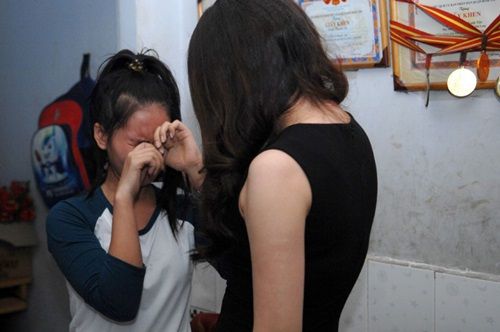 Hồ Quỳnh Hương khiến bé "kẹo kéo" khóc nức nở khi gặp mặt 18