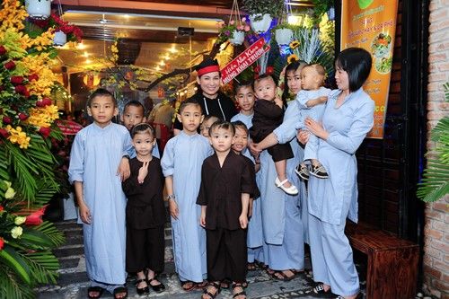 Phi Nhung mở hàng ăn để kiếm tiền nuôi 18 đứa con 9