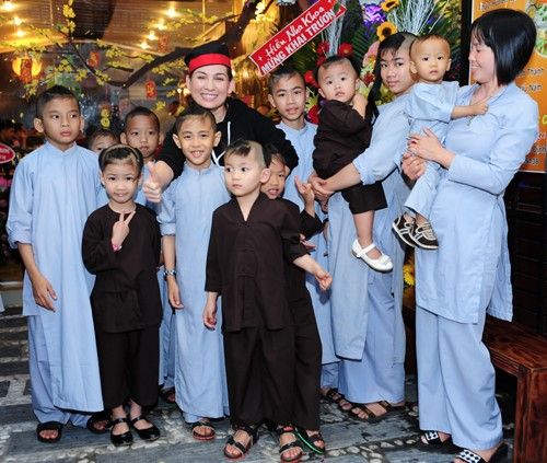 Phi Nhung mở hàng ăn để kiếm tiền nuôi 18 đứa con 6