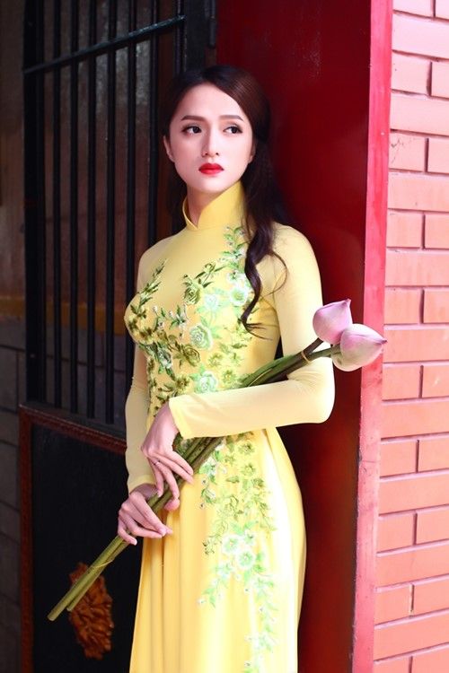 Hương Giang Idol gợi cảm hơn cả "gái xịn" với áo dài 9