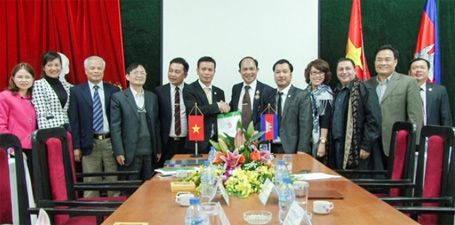 Quốc vụ Khanh vương quốc Campuchia giao lưu với sinh viên Đại học Đông Đô