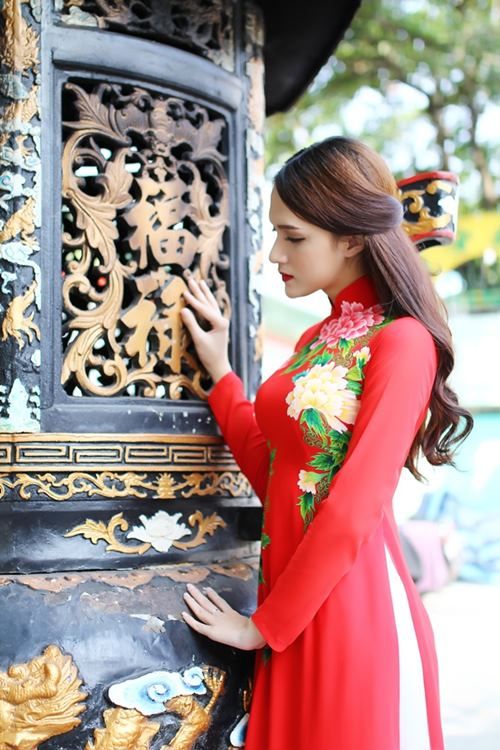 Hương Giang Idol gợi cảm hơn cả "gái xịn" với áo dài 12