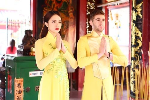 Hương Giang Idol gợi cảm hơn cả "gái xịn" với áo dài 24