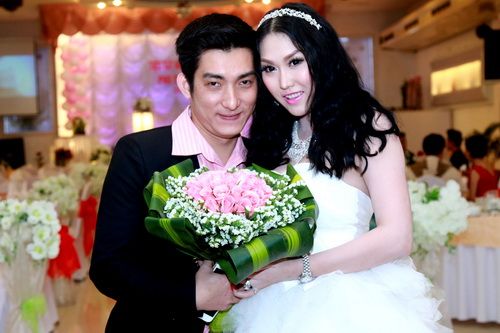Phi Thanh Vân bất ngờ được chồng quỳ gối tặng hoa 45