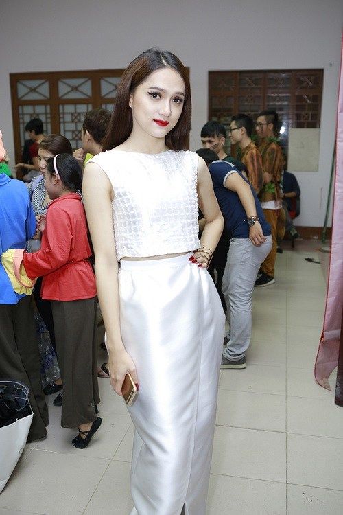 Angela Phương Trinh kém xinh đẹp vì mặc váy bị nhàu 24