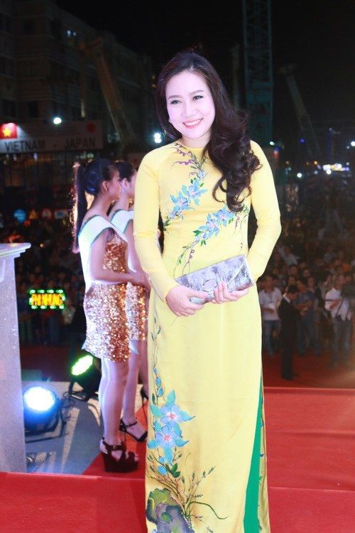 Bebe Phạm đẹp "tròn trịa" bên Dustin Nguyễn sau khi cưới 30
