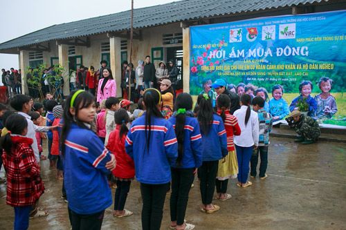 HH Nguyễn Thị Loan được em bé vùng cao vây kín 15